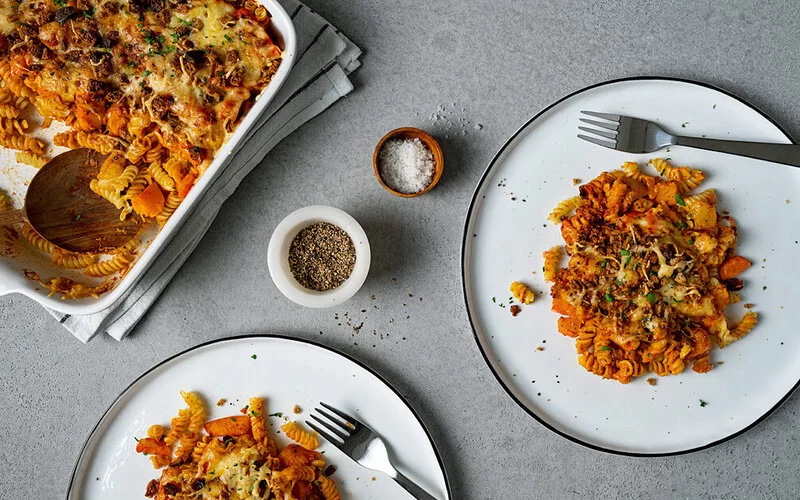 Soulfood Nudelauflauf in der Auflaufform und auf Tellern verteilt