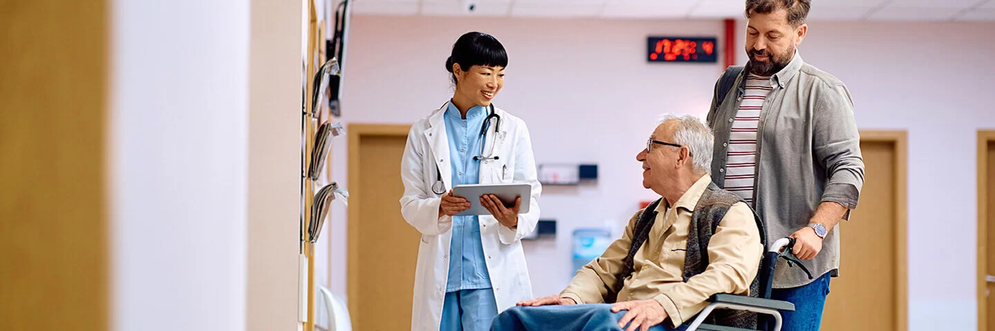 Eine Pflegeperson wäscht eine Patientin zu Hause. Solche Tätigkeiten werden beim Entlassmanagement organisiert.
