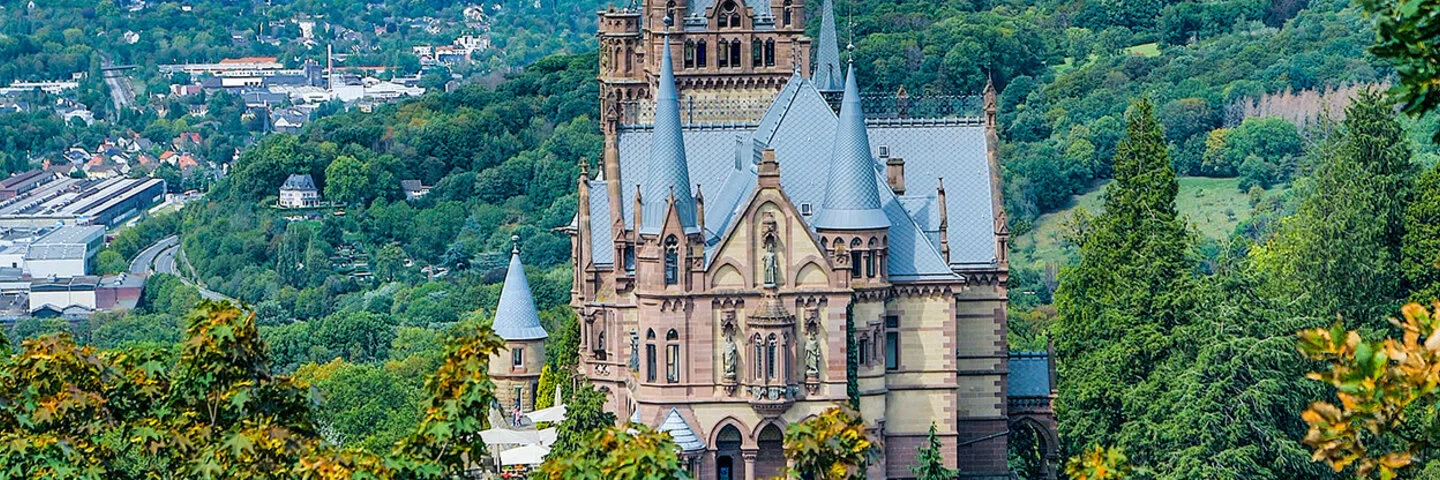 Panoramablick auf das Schloss Drachenburg