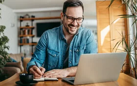 Ein Mann sitzt am Laptop im Homeoffice 