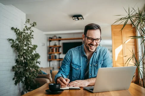Ein Mann sitzt am Laptop im Homeoffice