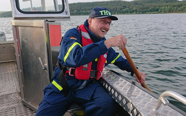 Jochen Gastner ist mit der Wasserwacht im Einsatz auf einem Boot.