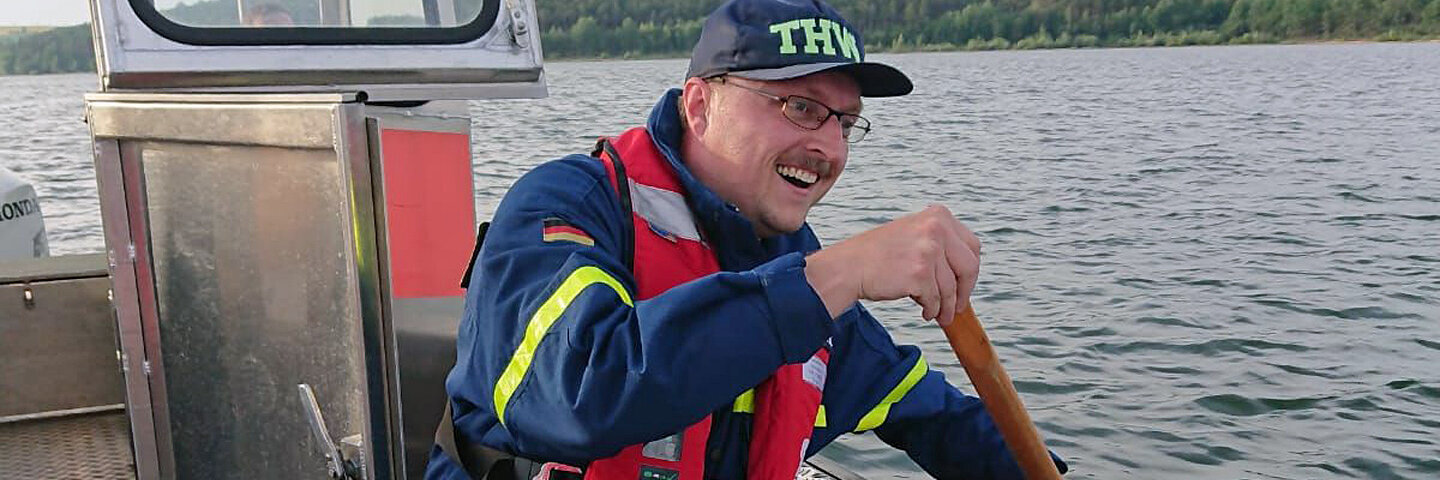 Jochen Gastner ist mit der Wasserwacht im Einsatz auf einem Boot.