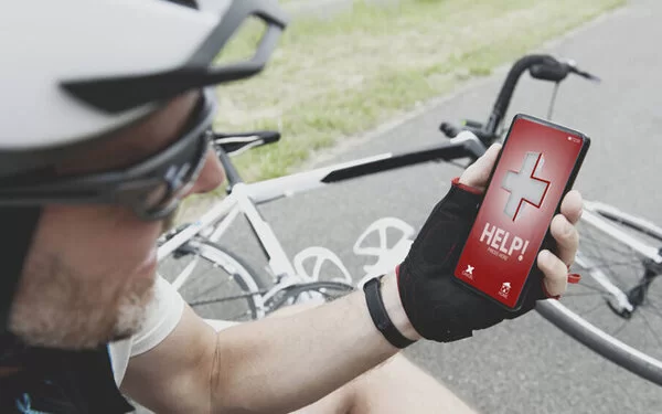 Mann nutzt nach einem Fahrradunfall eine Notruf-App.