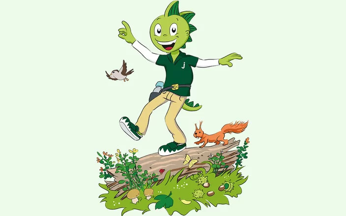 Jolinchen balanciert fröhlich auf einem Baumstamm entlang. Ein Spatz fliegt vorneweg, ein kleines rotes Eichhörnchen folgt dem Drachenkind.