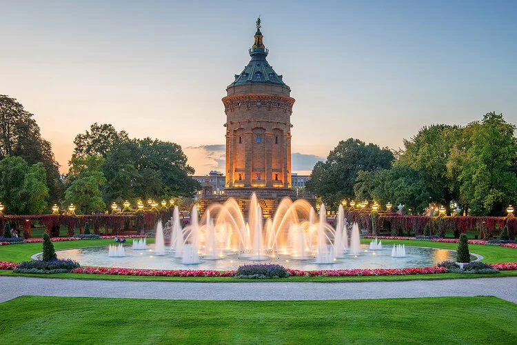 Blick auf den alten Wasserturm in Mannheim bei Sonnenuntergang.