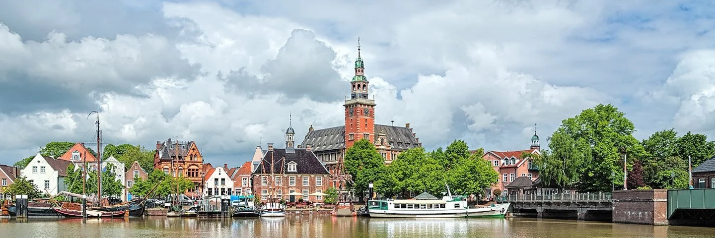 Ansicht von dem Fluss Leda mit Blick auf das Rathaus in Leer.