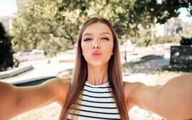 Ein Mädchen formt bei einem Selfie mit den Lippen einen Kussmund.