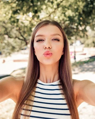 Ein Mädchen formt bei einem Selfie mit den Lippen einen Kussmund.