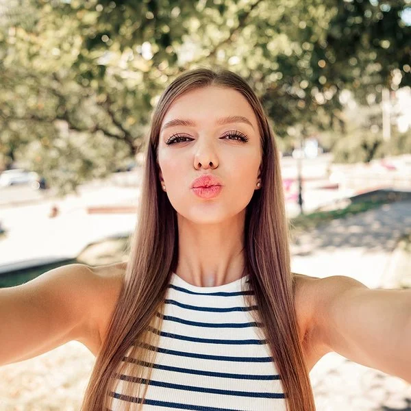 Ein Mädchen formt bei einem Selfie mit den Lippen einen Kussmund.
