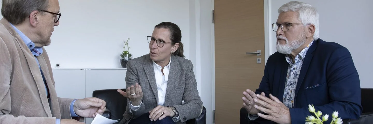 Pressesprecher Jörn Hons im Gespräch mit Vorständin Franziska Sobik und Olaf Woggan.