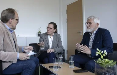 Pressesprecher Jörn Hons im Gespräch mit Vorständin Franziska Sobik und Olaf Woggan.