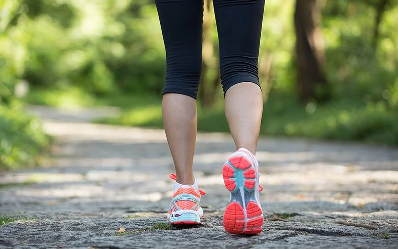 Die Beine einer Frau von hinten beim Walking.