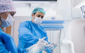 Ärzte operieren ein Bauchaortenaneurysma minimal-invasiv.