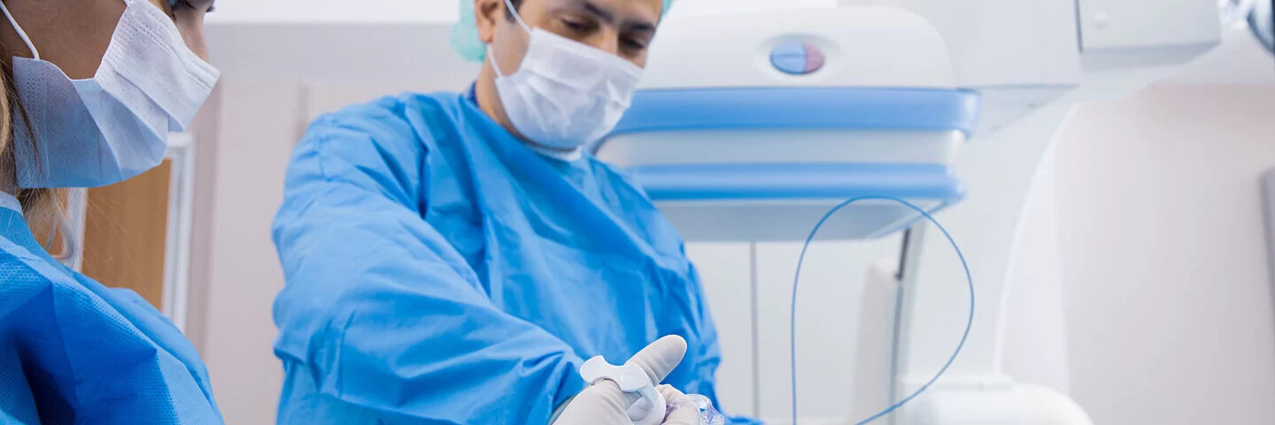 Ärzte operieren ein Bauchaortenaneurysma minimal-invasiv.