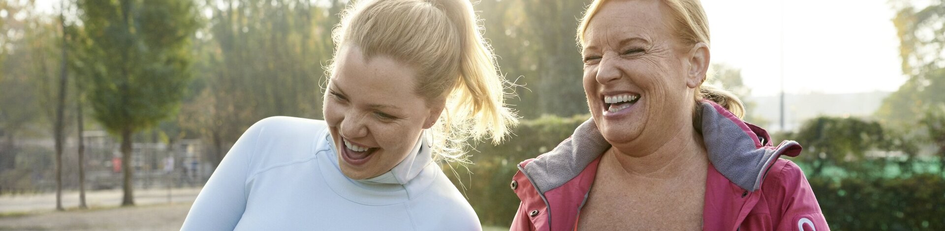 Zwei Frauen beim Sport mit Laufstöcken.
