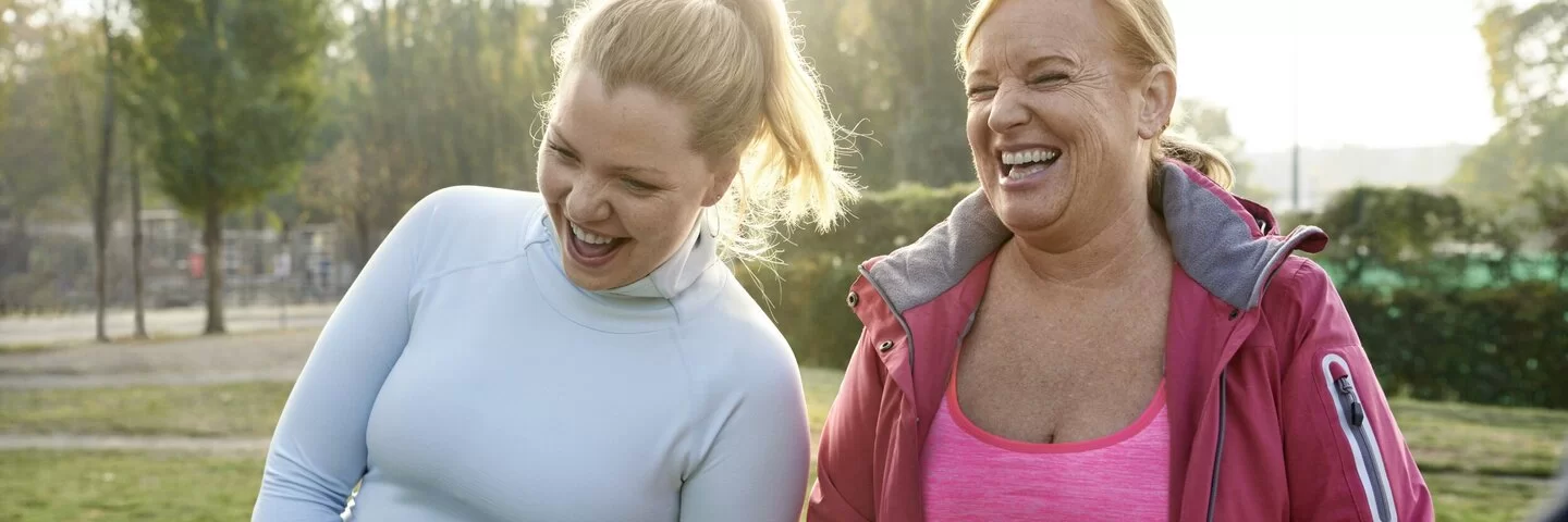 Zwei Frauen beim Sport mit Laufstöcken.