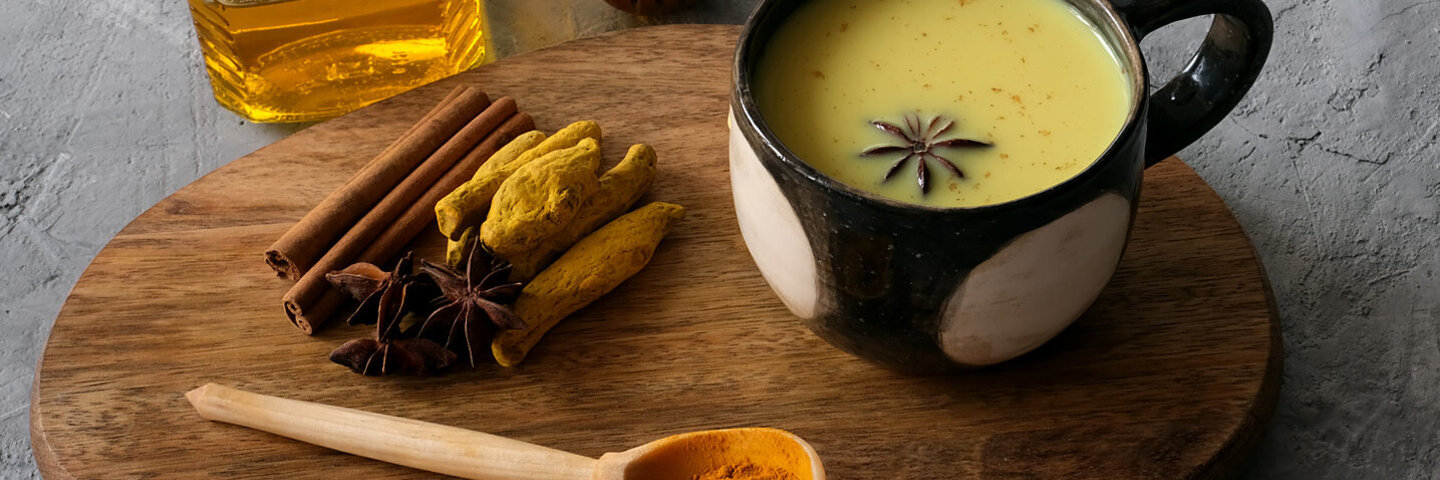 Eine Golden Milk mit Zimt und Sternanis wärmt an kalten Tagen.