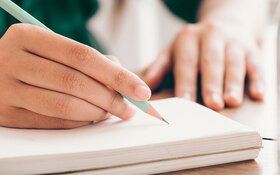 Wer mit Stift und Papier in einer  angenehmen Arbeitsatmosphäre seine Gedanken in Worte fasst kann die heilende Kraft der Worte spüren.