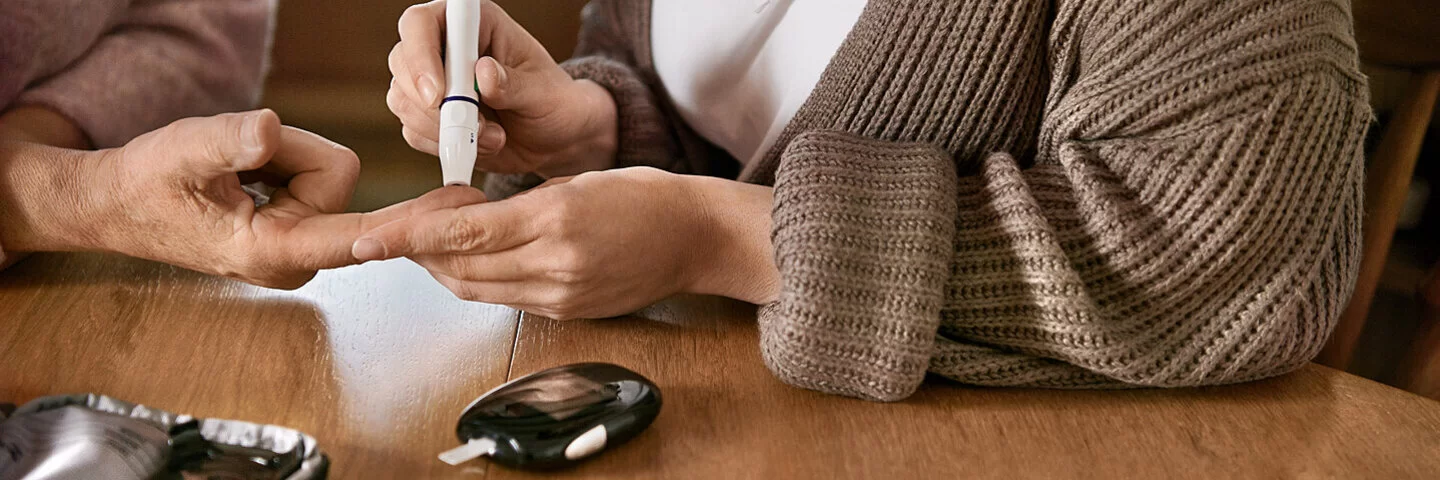 Zur Blutzuckermessung wird ein Tropfen Blut aus dem Finger entnommen. Blutzuckermessgeräte unterstützen Diabetes-Patienten.