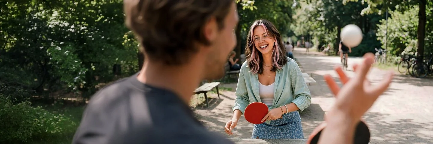 Mann und Frau beim Tischtennis-Spiel in einem Park