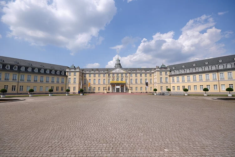 Schloss Karlsruhe an einem sonnigen Tag.