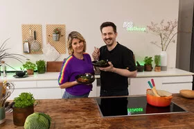 Felicitas Then und Marti Fischer halten zwei Teller mit selbstgemachten Kohlrouladen in die Kamera.