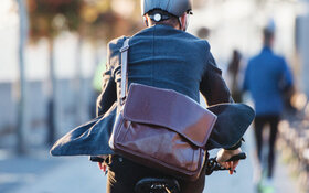 Mann fährt mit dem Fahrrad zur Arbeit.