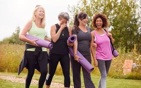 Eine Gruppe von mittelalten Frauen kommt vom Sport.