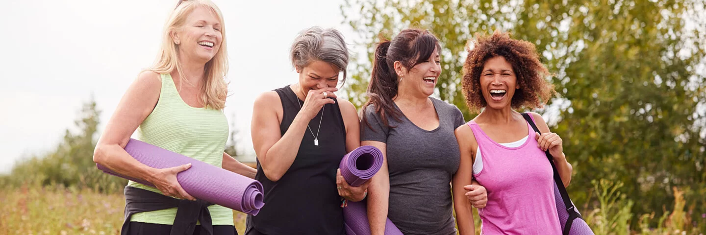 Eine Gruppe von mittelalten Frauen kommt vom Sport.