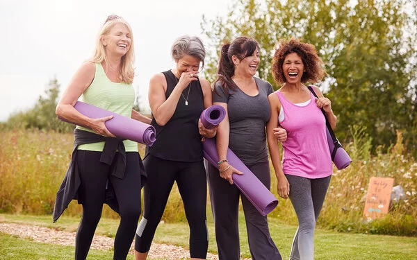 Eine Gruppe von mittelalten Frauen kommt vom Sport.