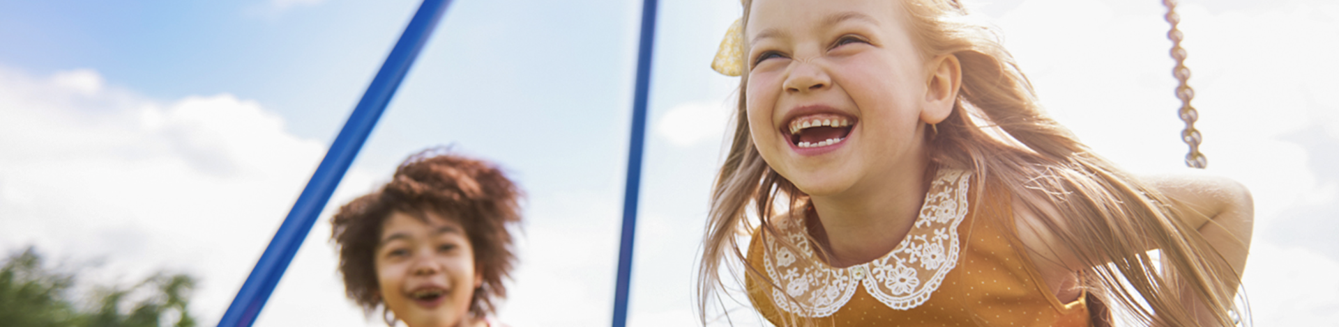 Zwei Kinder spielen im Freien. Die Gesundheit der Kinder steht neben der Elterngesundheit im Mittelpunkt der AOK-Familienstudie 2018.