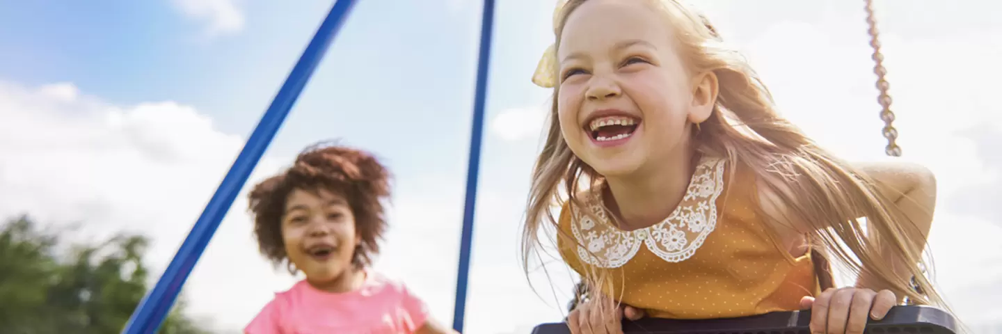 Zwei Kinder spielen im Freien. Die Gesundheit der Kinder steht neben der Elterngesundheit im Mittelpunkt der AOK-Familienstudie 2018.