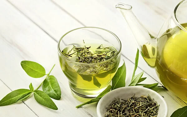 Grüner Tee als Wachmacher ist eine natürliche Alternative zu Kaffee.