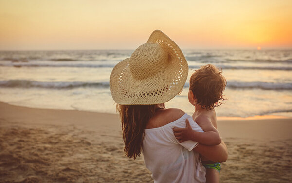 Mutter und Baby im Urlaub