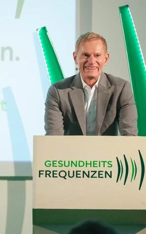 Auf dem Bild kann man während seiner Rede sehen.