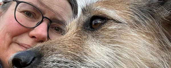 Bild von Ursel Kemper mit Hund Betty, Redakteurin bei der AOK NordWest