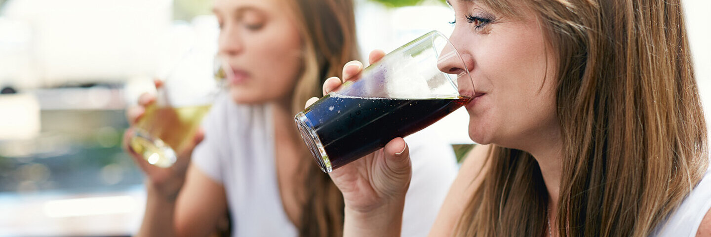 Zwei Frauen trinken Light-Produkte in einem Café.