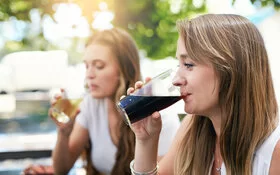 Zwei Frauen trinken Light-Produkte in einem Café.