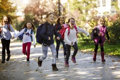 Der erste Schultag ist ein großer Schritt für heranwachsende Kinder.