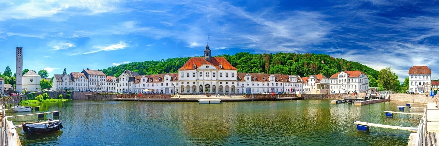 Panoramablick auf die Altstadt und den historischen Hafen von Bad Karlshafen in Hessen, Deutschland