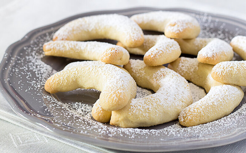 Vanillekipferl nach Low-Carb-Rezept auf grauem Teller serviert.