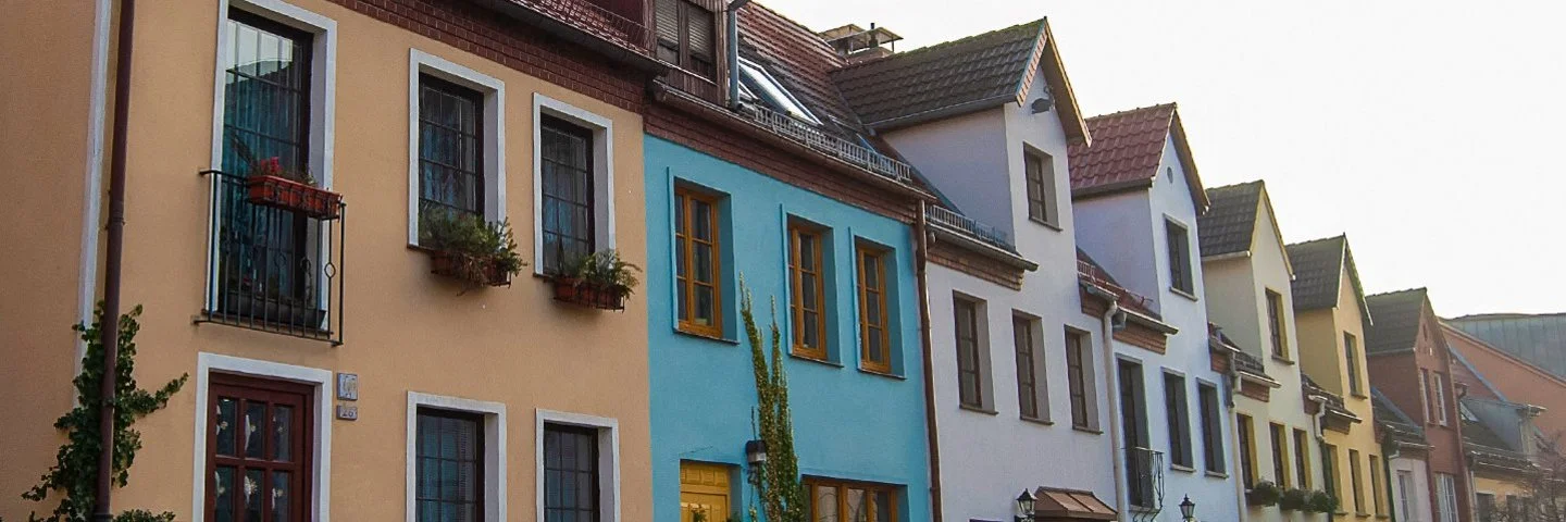 Eine Häuserzeile in der Nähe des Zentrums von Rostock, Deutschland