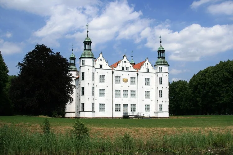 Schloss Ahrensburg steht in der gleichnamigen Stadt.