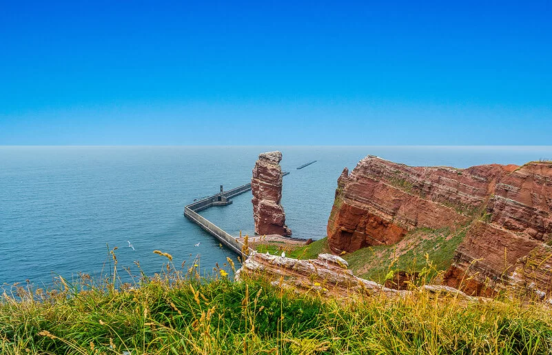 Auf dem Bild ist die Lange Anna auf Helgoland zu sehen.