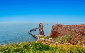 Auf dem Bild ist die Lange Anna auf Helgoland zu sehen.