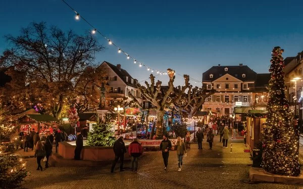 Es ist der Rüdesheimer Weihnachtsmarkt am Abend zu sehen.