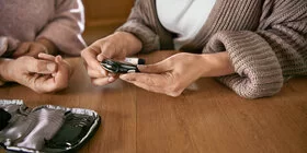 Ein Patient oder eine Patientin mit Diabetes bestimmt den Blutzucker.
