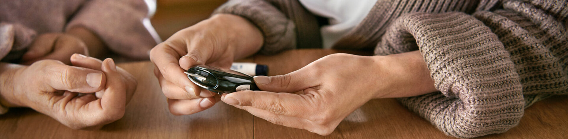 Ein Patient oder eine Patientin mit Diabetes bestimmt den Blutzucker. Der AOK-Curaplan Diabetes hilft, Krankheitsfolgen zu vermeiden.