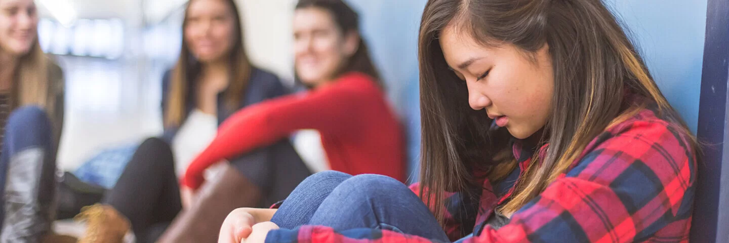 Jugendliche leidet unter Mobbing in der Schule.